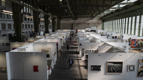 Vista general de la feria de arte Positions en un hangar del antiguo aeropuerto de Tempelhof, en Berlín.- AFP Vista general de la feria de arte Positions en un hangar del antiguo aeropuerto de Tempelhof, en Berlín.- AFP