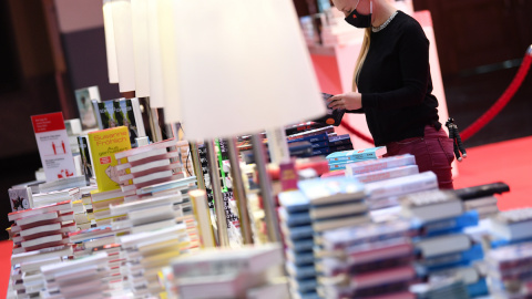 Una empleada de la Feria del Libro de Frankfurt ultima algunos detalles antes de la conferencia de prensa.- AFP Una empleada de la Feria del Libro de Frankfurt ultima algunos detalles antes de la conferencia de prensa.- AFP