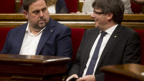 Junqueras y Puigdemont, en el Parlament este jueves. EFE/Quique García Junqueras y Puigdemont, en el Parlament este jueves. EFE/Quique García