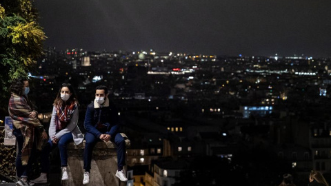 Varias personas en Montmartre (París) este viernes. EFE/EPA/IAN LANGSDON Varias personas en Montmartre (París) este viernes. EFE/EPA/IAN LANGSDON
