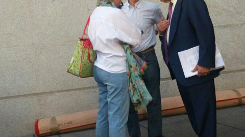 Martín Villa habla a las puertas del Congreso con familiares de víctimas del 3 de marzo.- TWITTER MARIAN BEITIALARRANGOITIA Martín Villa habla a las puertas del Congreso con familiares de víctimas del 3 de marzo.- TWITTER MARIAN BEITIALARRANGOITIA