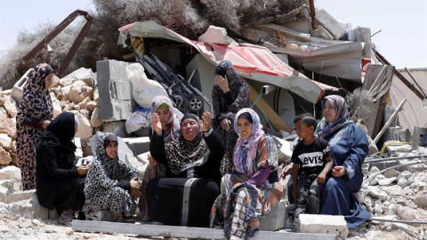 17/06/2019.- Una familia palestina permanece sentada cerca de los escombros de su casa tras ser demolida por las fuerzas israelíes, este lunes, en Yatta, al sur de Hebrón. El ejército israelí destruye las casas de aquellos palestinos que no tienen los 17/06/2019.- Una familia palestina permanece sentada cerca de los escombros de su casa tras ser demolida por las fuerzas israelíes, este lunes, en Yatta, al sur de Hebrón. El ejército israelí destruye las casas de aquellos palestinos que no tienen los
