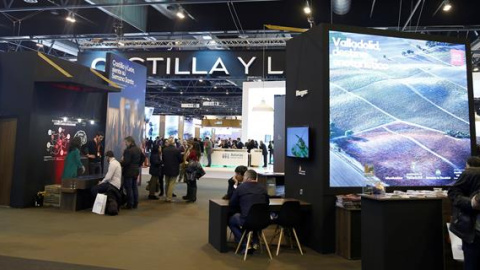 Estand de Castilla y León en la 36 edición de la Feria internacional de turismo Fitur 2016, inaugurada hoy en el recinto de Ifema en Madrid, que espera superar los casi 223.000 visitantes logrados hace un año. EFE/Zipi