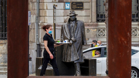 19/10/2020.- Una camarera trabaja en una terraza del centro de Oviedo este lunes. EFE/ Alberto Morante
