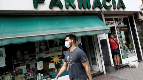 GRAF5158. MADRID, 03/06/2020.- Un hombre recoge en una farmacia de la capital la mascarilla que le corresponde del segundo reparto gratuito de otros siete millones de mascarillas en la Comunidad de Madrid que ha comenzado este miércoles. EFE/ Mariscal