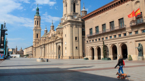 Una mujer pasea a su perro en la plaza del Pilar en Zaragoza, en una imagen de archivo. EFE/ Isabel Poncela Laborda