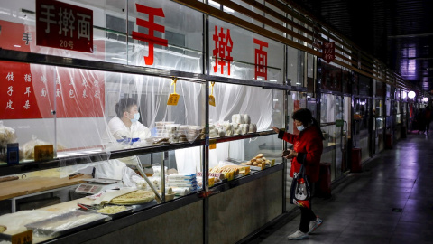 Una mujer compra en un mercado de Pekín. EFE/EPA/WU HONG