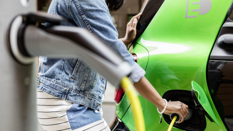 Coche eléctrico cargándose. / EUROPA PRESS Coche eléctrico cargándose. / EUROPA PRESS