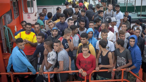 LLegan al puerto de Barbate (Cádiz), los inmigrantes rescatados por Salvamento Marítimo cuando viajaban en una patera en las proximidades de la playa de la Mangueta tras ser interceptada por la Guardia Civil. EFE/Román Ríos LLegan al puerto de Barbate (Cádiz), los inmigrantes rescatados por Salvamento Marítimo cuando viajaban en una patera en las proximidades de la playa de la Mangueta tras ser interceptada por la Guardia Civil. EFE/Román Ríos