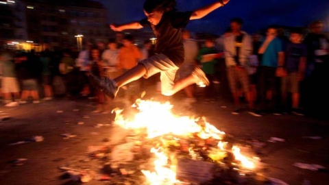 Un joven salta una de las tradicionales hogueras de San Juan", en la playa de La Zurriola de San Sebastián | EFE