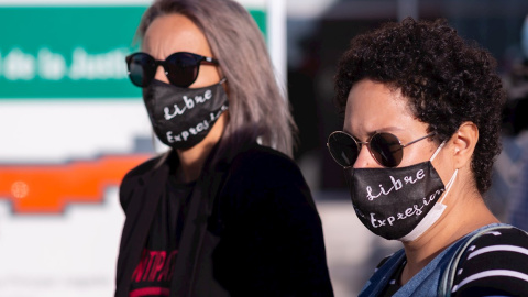 14/10/2020.- Dos mujeres con mascarillas a las puertas de la Ciudad de la Justicia de Málaga, antes de comenzar hoy el juicio contra una mujer tras participar en la "Gran procesión del Santo chumino rebelde" el 8 de marzo de 2013. / EFE - Carlos Díaz 14/10/2020.- Dos mujeres con mascarillas a las puertas de la Ciudad de la Justicia de Málaga, antes de comenzar hoy el juicio contra una mujer tras participar en la "Gran procesión del Santo chumino rebelde" el 8 de marzo de 2013. / EFE - Carlos Díaz