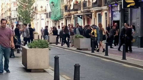 Gent de festa al carrer a primera hora del matí, al barri de Russafa. Gent de festa al carrer a primera hora del matí, al barri de Russafa.