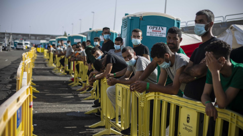 Más de 300 migrantes marroquiés esperan en el muelle de Arguineguín, Gran Canaria, a que haya una plaza libre en el colapsado sistema de acogida de Canarias. Algunos llevan cinco días en el puerto.- JAIRO VARGAS Más de 300 migrantes marroquiés esperan en el muelle de Arguineguín, Gran Canaria, a que haya una plaza libre en el colapsado sistema de acogida de Canarias. Algunos llevan cinco días en el puerto.- JAIRO VARGAS