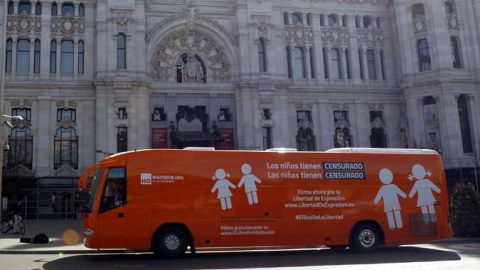 El autobús de Hazte Oír en Madrid antes de la inmovilización /EFE El autobús de Hazte Oír en Madrid antes de la inmovilización /EFE