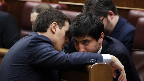 El presiente de Ciudadanos, Albert Rivera (i) conversa con el diputado de su partido Antonio Roldán Monés durante la sesión de la tarde de la segunda jornada del debate de investidura del secretario general del PSOE, Pedro Sánchez, que se celebra en e El presiente de Ciudadanos, Albert Rivera (i) conversa con el diputado de su partido Antonio Roldán Monés durante la sesión de la tarde de la segunda jornada del debate de investidura del secretario general del PSOE, Pedro Sánchez, que se celebra en e