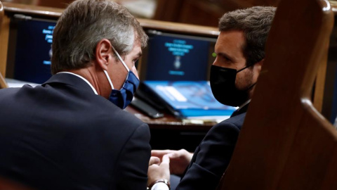 El líder del PP, Pablo Casado (d) conversa con su vicesecretario de organización Territorial, Antonio González Terol (i) durante la moción de censura de Vox al gobierno de coalición en el Congreso de los Diputados este miércoles. EFE/Mariscal El líder del PP, Pablo Casado (d) conversa con su vicesecretario de organización Territorial, Antonio González Terol (i) durante la moción de censura de Vox al gobierno de coalición en el Congreso de los Diputados este miércoles. EFE/Mariscal
