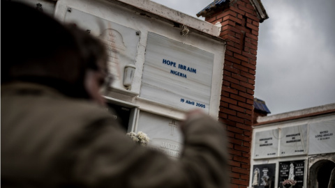 Lápida de un migrante fallecido e identificado.- JAVIER FERGO / CAMINANDO FRONTERAS Lápida de un migrante fallecido e identificado.- JAVIER FERGO / CAMINANDO FRONTERAS