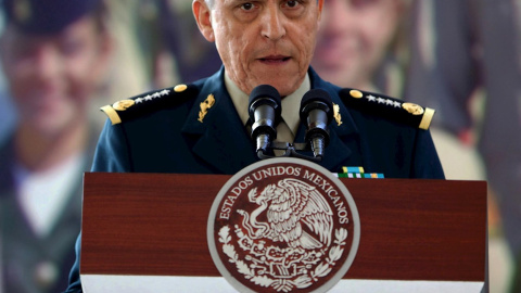 Fotografía del 19 de marzo de 2013 del general mexicano Salvador Cienfuegos, secretario de la Defensa Nacional durante el gobierno del expresidente Enrique Peña Nieto, que ha sido detenido este jueves en Estados Unidos. EFE/José Méndez / Archivo Fotografía del 19 de marzo de 2013 del general mexicano Salvador Cienfuegos, secretario de la Defensa Nacional durante el gobierno del expresidente Enrique Peña Nieto, que ha sido detenido este jueves en Estados Unidos. EFE/José Méndez / Archivo