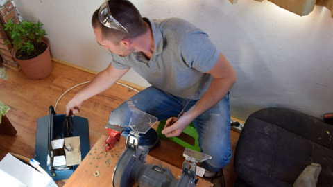 Mykola trabajando en sus inventos / MARÍA JOSÉ CARMONA Mykola trabajando en sus inventos / MARÍA JOSÉ CARMONA