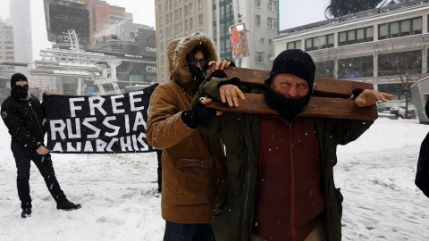 Activistas rusos organizan una performance en Toronto, denunciando la brutalidad del FSD, los servicios secretos rusos. Foto por Snezhnye Partizany.