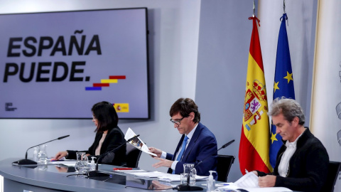 La ministra de Política Territorial Carolina Darias, el ministro de Sanidad Salvador Illa (c) y el director del Centro de Coordinación de Alertas y Emergencias Sanitarias del Ministerio de Sanidad, Fernando Simón, durante la rueda de prensa que ofrecen La ministra de Política Territorial Carolina Darias, el ministro de Sanidad Salvador Illa (c) y el director del Centro de Coordinación de Alertas y Emergencias Sanitarias del Ministerio de Sanidad, Fernando Simón, durante la rueda de prensa que ofrecen