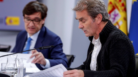 El director del Centro de Coordinación de Alertas y Emergencias Sanitarias del Ministerio de Sanidad, Fernando Simón (d), y el ministro de Sanidad Salvador Illa durante la rueda de prensa de este jueves. EFE