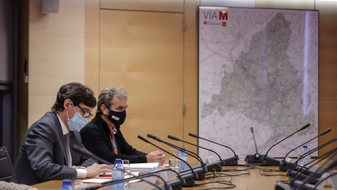 El ministro de Sanidad, Salvador Illa (i), y el director del Centro de Coordinación de Alertas y Emergencias Sanitarias, Fernando Simón, participan este martes la reunión del grupo de seguimiento COVID-19 para analizar la evolución epidemiológica. - El ministro de Sanidad, Salvador Illa (i), y el director del Centro de Coordinación de Alertas y Emergencias Sanitarias, Fernando Simón, participan este martes la reunión del grupo de seguimiento COVID-19 para analizar la evolución epidemiológica. -