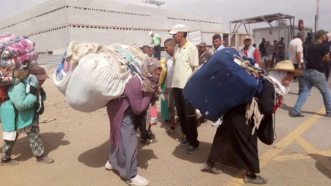 Portadores, dones que porten mercaderies a l'altra banda de la tanca.