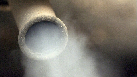 Salida de humo por el tubo de escape de un coche. Salida de humo por el tubo de escape de un coche.