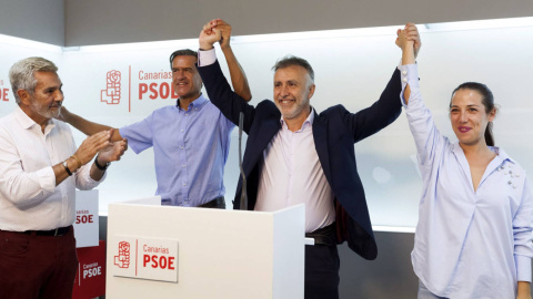 Ángel Víctor Torres (c), con Juan Fernando López Aguilar, Patricia Hernández y el jefe de la gestora regional, José Miguel Rodríguez Fraga, este domingo en Santa Cruz de Tenerife /EFE Ángel Víctor Torres (c), con Juan Fernando López Aguilar, Patricia Hernández y el jefe de la gestora regional, José Miguel Rodríguez Fraga, este domingo en Santa Cruz de Tenerife /EFE