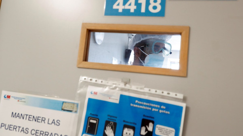Un sanitario en una de las unidades de hospitalización con pacientes con covid- 19 del Hospital Gregorio Marañón de Madrid, en una imagen de archivo. / EFE - Mariscal Un sanitario en una de las unidades de hospitalización con pacientes con covid- 19 del Hospital Gregorio Marañón de Madrid, en una imagen de archivo. / EFE - Mariscal