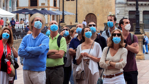 Un grupo de turistas observa la catedral de Oviedo este domingo. | EFE Un grupo de turistas observa la catedral de Oviedo este domingo. | EFE