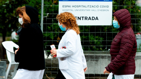 Varios sanitarios en las inmediaciones del Pavelló d'Esports de la Vall d'Hebron de Barcelona . EFE/Enric Fontcuberta/Archivo Varios sanitarios en las inmediaciones del Pavelló d'Esports de la Vall d'Hebron de Barcelona . EFE/Enric Fontcuberta/Archivo