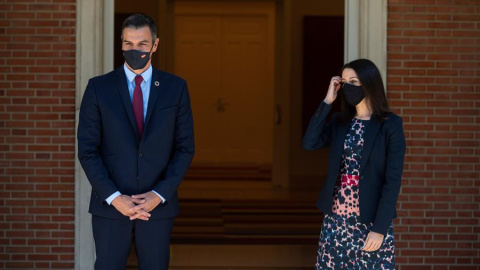 El presidente del Gobierno, Pedro Sánchez, recibe en la Moncloa a la líder de Ciudadanos, Inés Arrimadas. /EFE El presidente del Gobierno, Pedro Sánchez, recibe en la Moncloa a la líder de Ciudadanos, Inés Arrimadas. /EFE