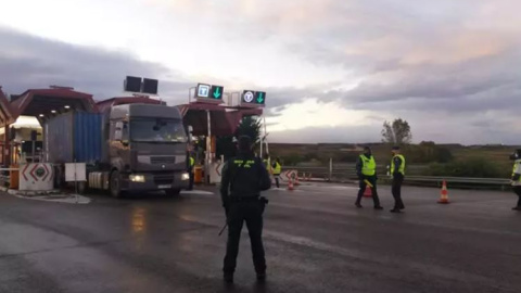 Control de la Guardia Civil de La Rioja en Haro para el cumplimiento del confinamiento perimetral - EUROPA PRESS Control de la Guardia Civil de La Rioja en Haro para el cumplimiento del confinamiento perimetral - EUROPA PRESS