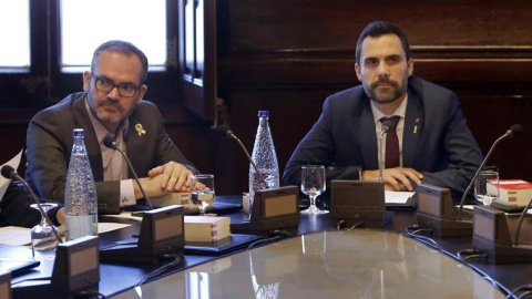 El president de la cambra catalana, Roger Torrent, i el vicepresident primer Josep Costa, presideixen la reunió de la Mesa del Parlament d'aquest dillus. EFE/Toni Albir El president de la cambra catalana, Roger Torrent, i el vicepresident primer Josep Costa, presideixen la reunió de la Mesa del Parlament d'aquest dillus. EFE/Toni Albir