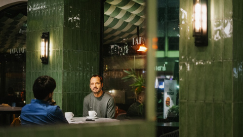 Ángel Martín en una cafetería de Madrid durante la entrevista con 'Público'. ANA BELTRÁN. Ángel Martín en una cafetería de Madrid durante la entrevista con 'Público'. ANA BELTRÁN.