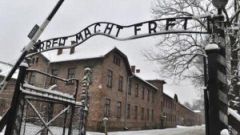 Avalan el despido de una trabajadora que puso en su salvapantallas una foto de Auschwitz para molestar a su jefe alemán Avalan el despido de una trabajadora que puso en su salvapantallas una foto de Auschwitz para molestar a su jefe alemán