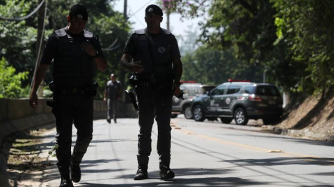 4/04/2019 - Policías patrullan en un barrio cerca de Sao Paulo, Brasil. / REUTERS