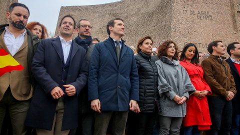 El presidente de Vox, Santiago Abascal (1i), el líder del PP, Pablo Casado (3i), y el líder de Ciudadanos, Albert Rivera (2d), el 10 de febrero de 2019, posan en la plaza de Colón de Madrid, en protesta por el diálogo de Pedro Sánchez con los indepen El presidente de Vox, Santiago Abascal (1i), el líder del PP, Pablo Casado (3i), y el líder de Ciudadanos, Albert Rivera (2d), el 10 de febrero de 2019, posan en la plaza de Colón de Madrid, en protesta por el diálogo de Pedro Sánchez con los indepen