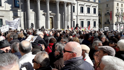 Imagen de la concentración de jubilados en defensa del sistema público de pensiones, en la Carrera de San Jerónimo en Madrid, frente al Congreso de los Diputados. EFE/Jesús Narvaiza Imagen de la concentración de jubilados en defensa del sistema público de pensiones, en la Carrera de San Jerónimo en Madrid, frente al Congreso de los Diputados. EFE/Jesús Narvaiza