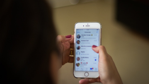 Una usuaria maneja su móvil. ¿Sufrirá a partir del viernes 'spam' de propaganda política? Bruna Mereu | PIXABAY (CC0) Una usuaria maneja su móvil. ¿Sufrirá a partir del viernes 'spam' de propaganda política? Bruna Mereu | PIXABAY (CC0)