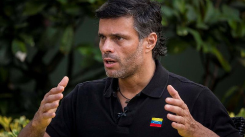 El líder opositor venezolano Leopoldo López habla durante una entrevista concedida a Efe este jueves, en Caracas (Venezuela). /EFE El líder opositor venezolano Leopoldo López habla durante una entrevista concedida a Efe este jueves, en Caracas (Venezuela). /EFE