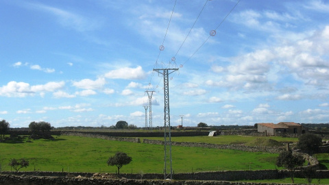Línea eléctrica entre Monroy y Torrejón el Rubio, en la provincia de Cáceres. Línea eléctrica entre Monroy y Torrejón el Rubio, en la provincia de Cáceres.