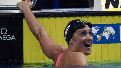 La nadadora española Mireia Belmonte tras conseguir la medalla de plata en la final de los 1.500m libres femeninos del Mundial de Natación que se disputa en Budapest (Hungría). EFE/Alberto Estévez La nadadora española Mireia Belmonte tras conseguir la medalla de plata en la final de los 1.500m libres femeninos del Mundial de Natación que se disputa en Budapest (Hungría). EFE/Alberto Estévez