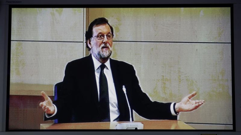 Imagen del monitor de la sala de prensa de la Audiencia Nacional de San Fernando de Henares del presidente del Gobierno, Mariano Rajoy, prestando declaración como testigo en el macrojuicio de corrupción de la trama Gürtel. EFE/Chema Moya Imagen del monitor de la sala de prensa de la Audiencia Nacional de San Fernando de Henares del presidente del Gobierno, Mariano Rajoy, prestando declaración como testigo en el macrojuicio de corrupción de la trama Gürtel. EFE/Chema Moya
