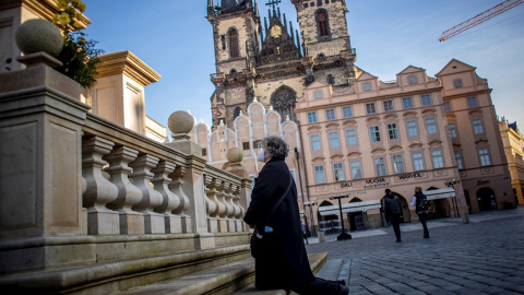 Un ciudadano en Praga. EFE/Martin Divisek