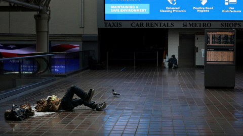 Un sintecho en una estación de tren en Washington. REUTERS. Un sintecho en una estación de tren en Washington. REUTERS.