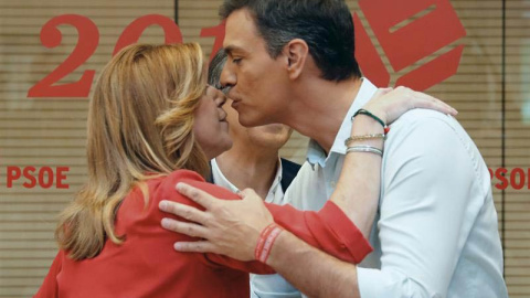 Susana Díaz y Pedro Sánchez se saludan al principio del debate. | EFE Susana Díaz y Pedro Sánchez se saludan al principio del debate. | EFE