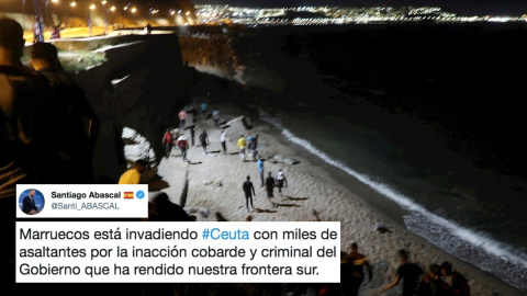 Varios jóvenes cruzan la frontera marroquí para entrar en Ceuta. FOTO: MOHAMED SIALI (EFE)